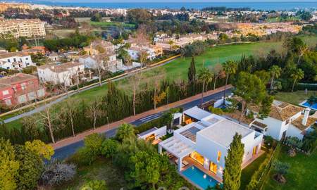 Lista para entrar a vivir, nueva y moderna villa en venta en Guadalmina a un paso de San Pedro en Marbella 39336