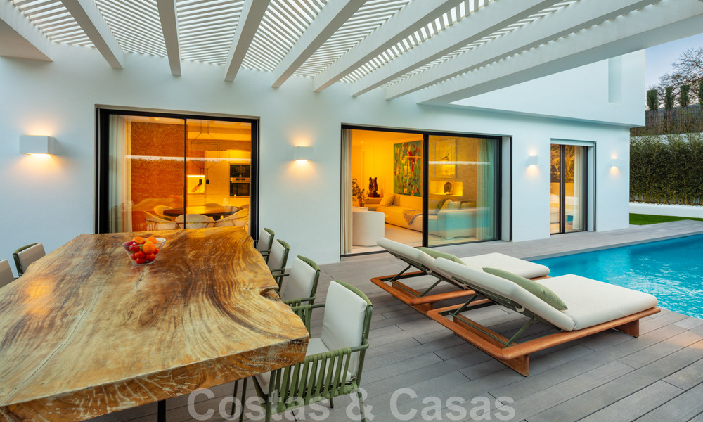 Lista para entrar a vivir, nueva y moderna villa en venta en Guadalmina a un paso de San Pedro en Marbella 39340