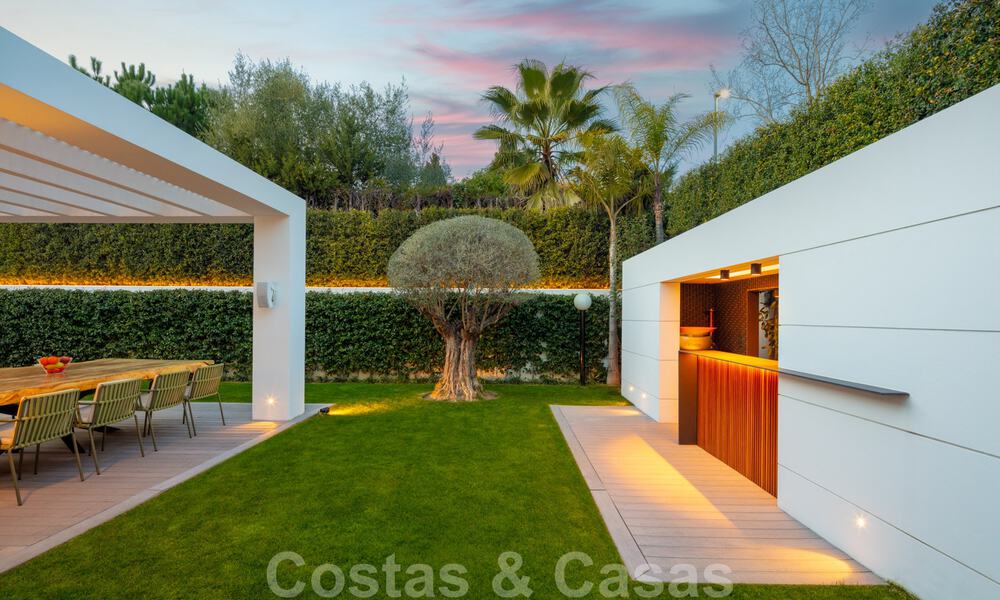 Lista para entrar a vivir, nueva y moderna villa en venta en Guadalmina a un paso de San Pedro en Marbella 39346