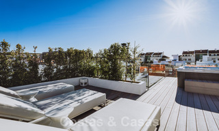 Lista para entrar a vivir, villa modernista de lujo en venta, cerca de la playa y de Puerto Banús en la Milla de Oro de Marbella 39350 