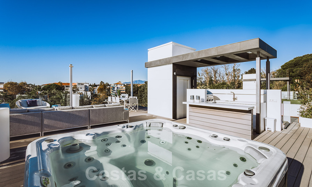 Lista para entrar a vivir, villa modernista de lujo en venta, cerca de la playa y de Puerto Banús en la Milla de Oro de Marbella 39351