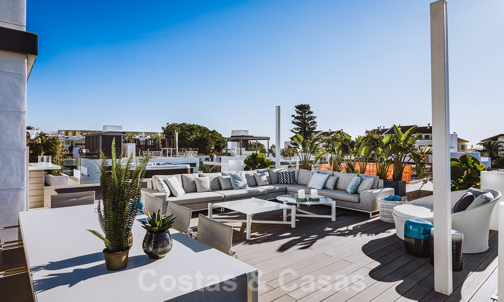 Lista para entrar a vivir, villa modernista de lujo en venta, cerca de la playa y de Puerto Banús en la Milla de Oro de Marbella 39352