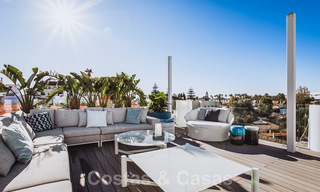 Lista para entrar a vivir, villa modernista de lujo en venta, cerca de la playa y de Puerto Banús en la Milla de Oro de Marbella 39353 