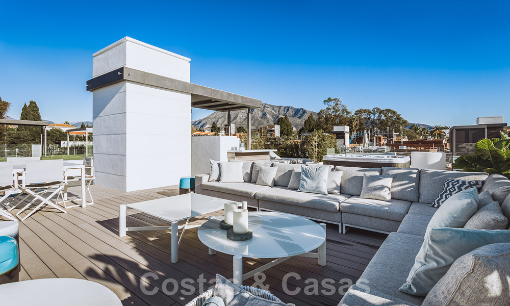 Lista para entrar a vivir, villa modernista de lujo en venta, cerca de la playa y de Puerto Banús en la Milla de Oro de Marbella 39354