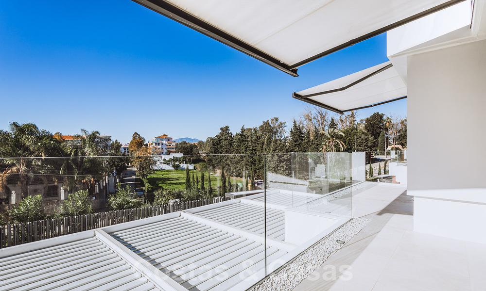 Lista para entrar a vivir, villa modernista de lujo en venta, cerca de la playa y de Puerto Banús en la Milla de Oro de Marbella 39360