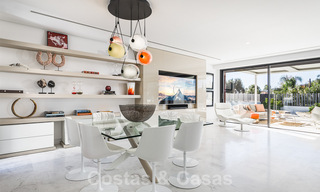Lista para entrar a vivir, villa modernista de lujo en venta, cerca de la playa y de Puerto Banús en la Milla de Oro de Marbella 39366 