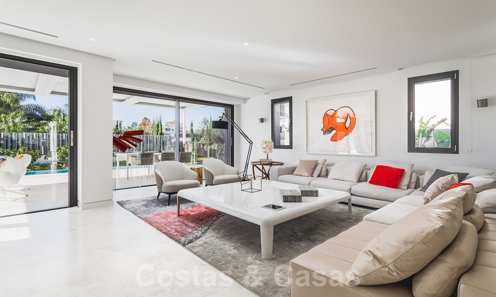 Lista para entrar a vivir, villa modernista de lujo en venta, cerca de la playa y de Puerto Banús en la Milla de Oro de Marbella 39367