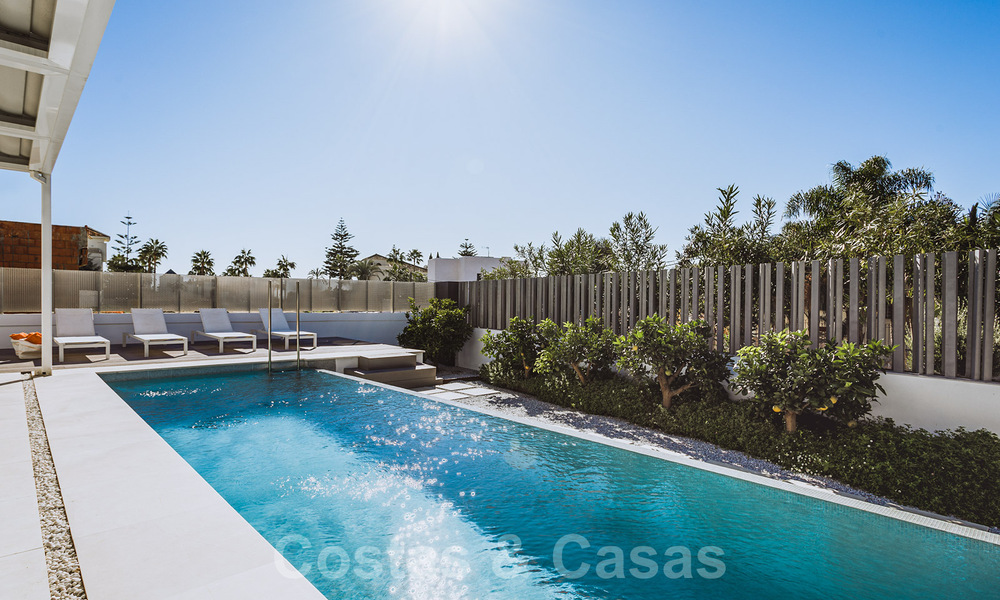 Lista para entrar a vivir, villa modernista de lujo en venta, cerca de la playa y de Puerto Banús en la Milla de Oro de Marbella 39369