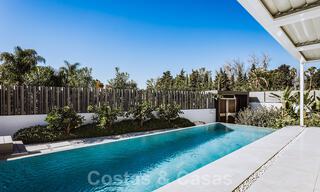 Lista para entrar a vivir, villa modernista de lujo en venta, cerca de la playa y de Puerto Banús en la Milla de Oro de Marbella 39370 