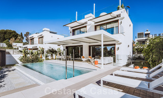 Lista para entrar a vivir, villa modernista de lujo en venta, cerca de la playa y de Puerto Banús en la Milla de Oro de Marbella 39371 