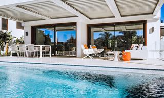 Lista para entrar a vivir, villa modernista de lujo en venta, cerca de la playa y de Puerto Banús en la Milla de Oro de Marbella 39372 