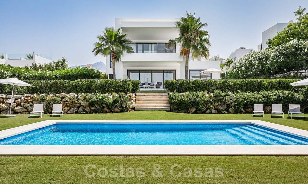 Moderna villa de lujo en venta en una comunidad privada en Nueva Andalucía, Marbella 39400