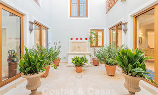 Villa Andaluza en venta en una urbanización situada en la Milla de Oro de Marbella 39438 
