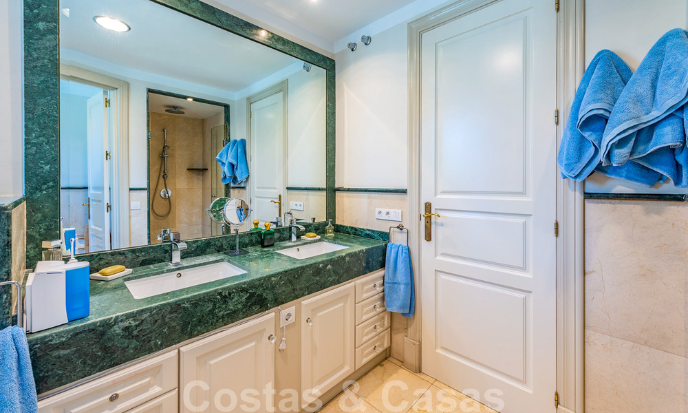 Villa Andaluza en venta en una urbanización situada en la Milla de Oro de Marbella 39442