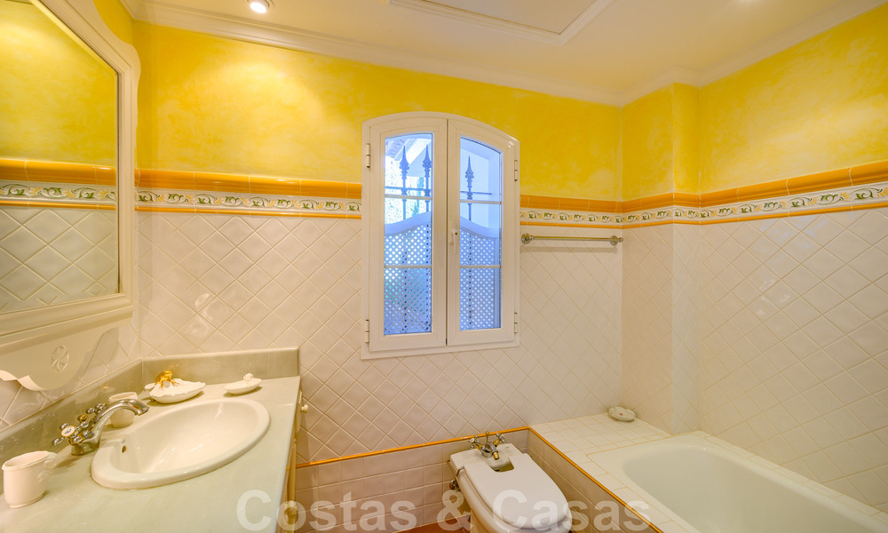 Villa de estilo español en venta en la cotizada zona de playa de Bahía en Marbella 39444