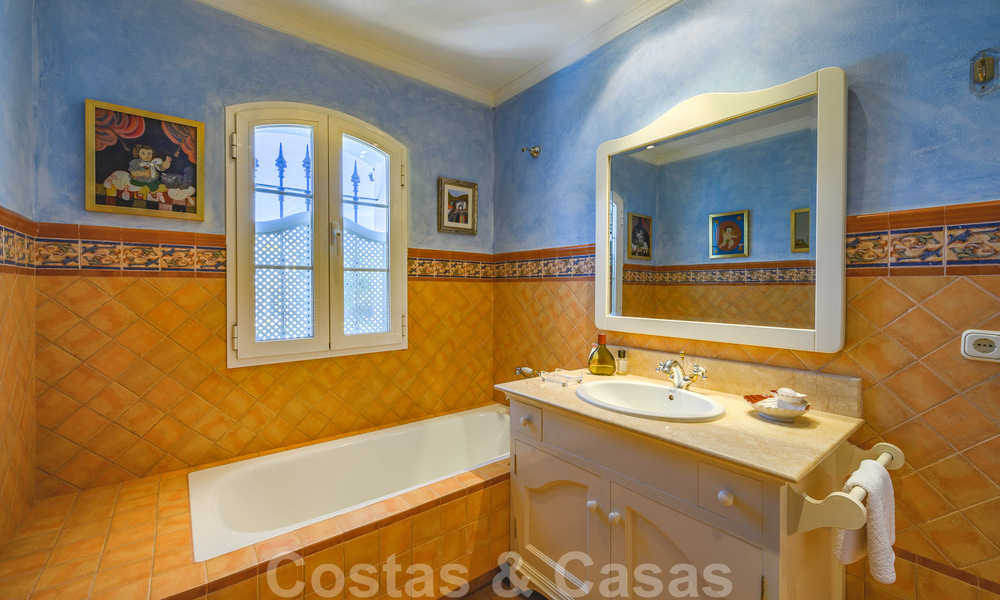 Villa de estilo español en venta en la cotizada zona de playa de Bahía en Marbella 39453