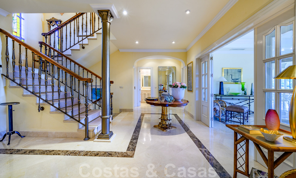Villa de estilo español en venta en la cotizada zona de playa de Bahía en Marbella 39457