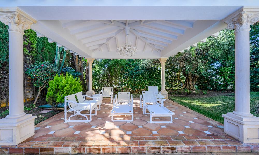 Villa de estilo español en venta en la cotizada zona de playa de Bahía en Marbella 39459