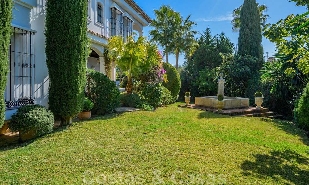 Villa de estilo español en venta en la cotizada zona de playa de Bahía en Marbella 39463