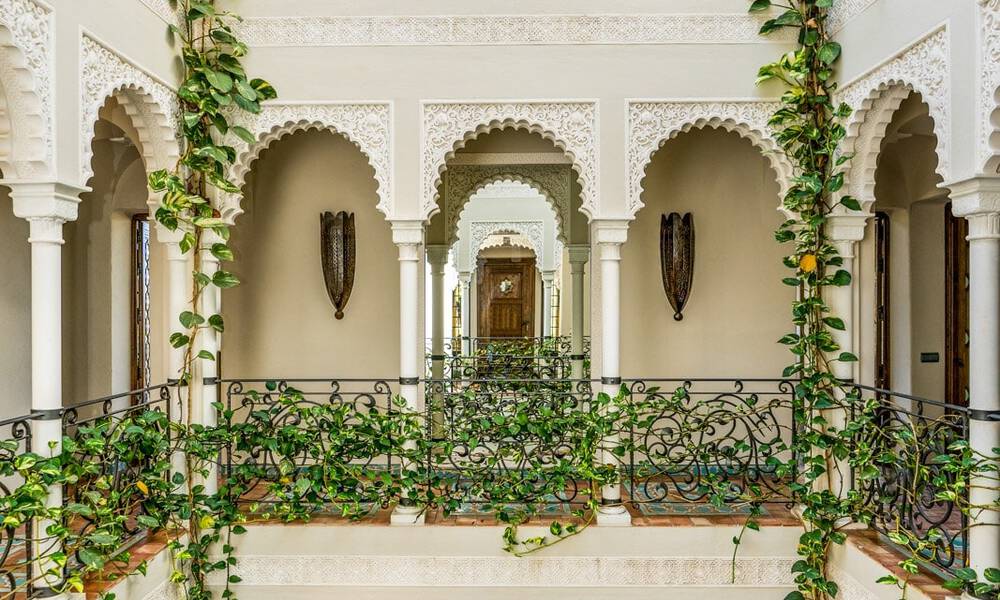 Villa de estilo Alhambra en venta en el exclusivo Marbella Club Golf Resort en Benahavis 39506