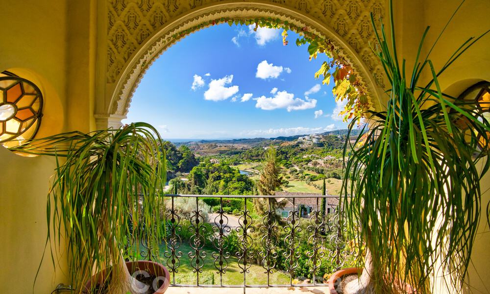 Villa de estilo Alhambra en venta en el exclusivo Marbella Club Golf Resort en Benahavis 39516