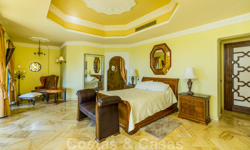 Villa de estilo Alhambra en venta en el exclusivo Marbella Club Golf Resort en Benahavis 39517