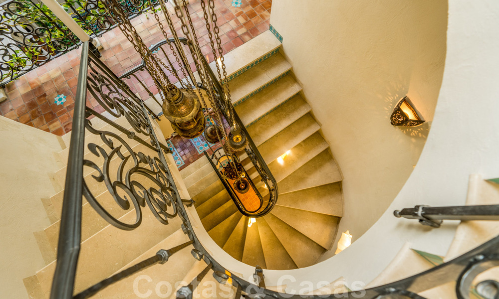 Villa de estilo Alhambra en venta en el exclusivo Marbella Club Golf Resort en Benahavis 39525