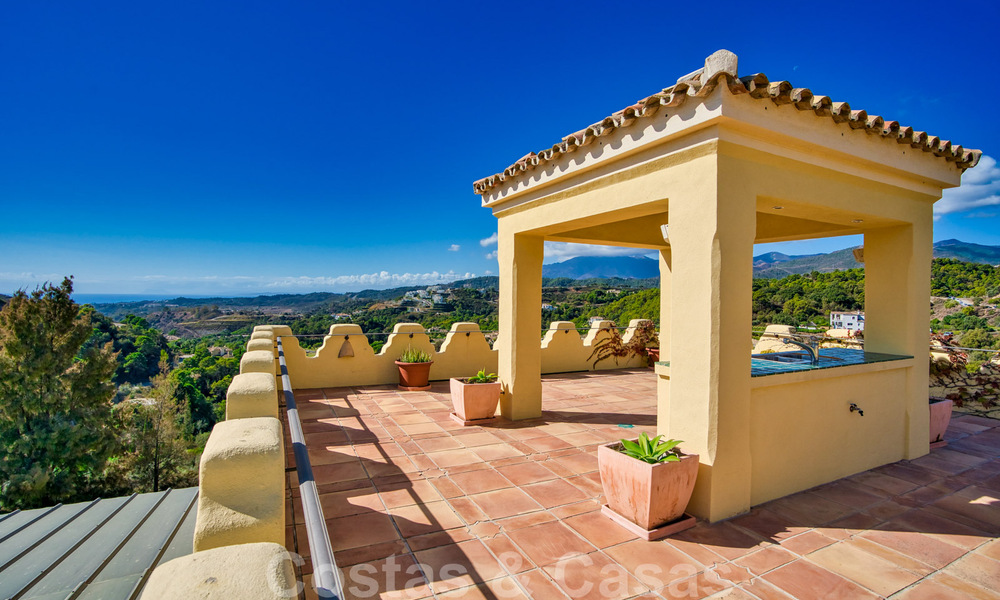 Villa de estilo Alhambra en venta en el exclusivo Marbella Club Golf Resort en Benahavis 39543