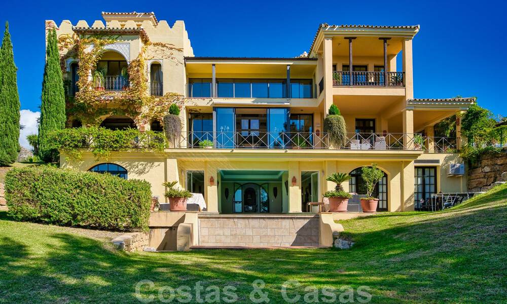 Villa de estilo Alhambra en venta en el exclusivo Marbella Club Golf Resort en Benahavis 39545