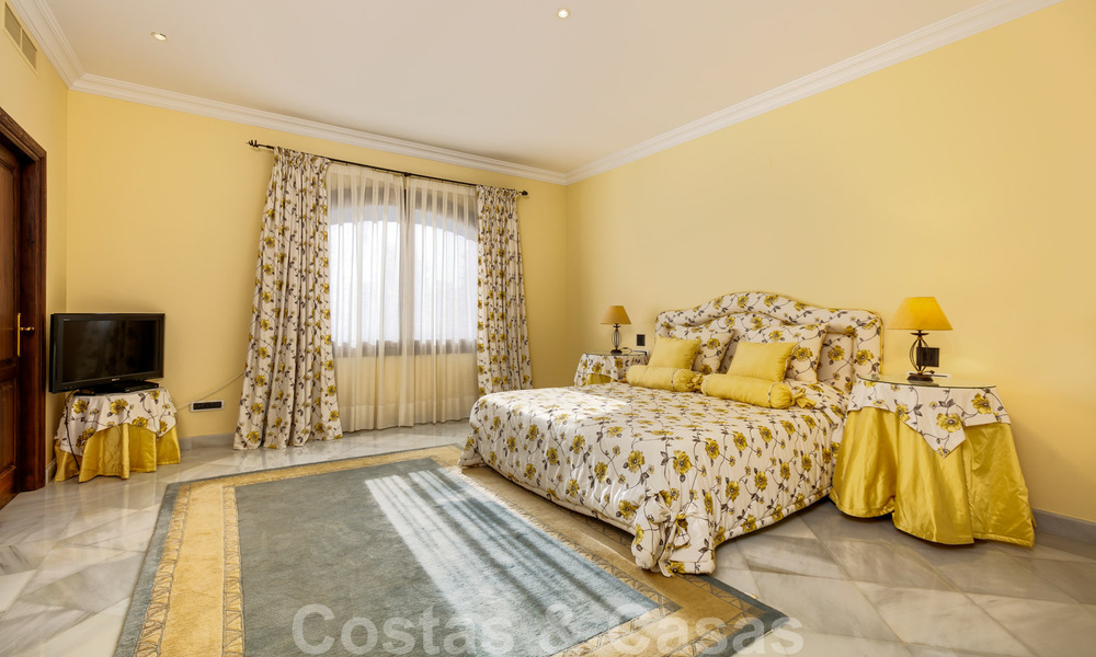 Villa de lujo de estilo mediterráneo en venta a poca distancia de la playa, campo de golf y servicios en la prestigiosa Guadalmina Baja en Marbella 39550