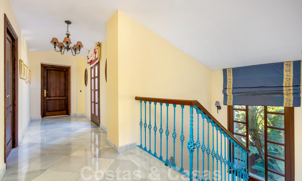 Villa de lujo de estilo mediterráneo en venta a poca distancia de la playa, campo de golf y servicios en la prestigiosa Guadalmina Baja en Marbella 39556