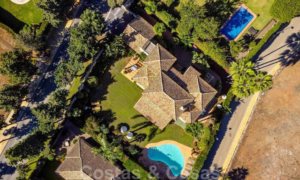 Villa de lujo de estilo mediterráneo en venta a poca distancia de la playa, campo de golf y servicios en la prestigiosa Guadalmina Baja en Marbella 39560