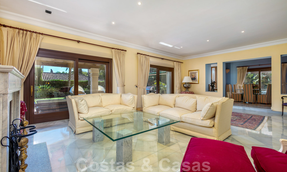 Villa de lujo de estilo mediterráneo en venta a poca distancia de la playa, campo de golf y servicios en la prestigiosa Guadalmina Baja en Marbella 39575