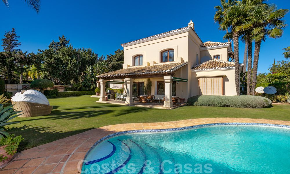 Villa de lujo de estilo mediterráneo en venta a poca distancia de la playa, campo de golf y servicios en la prestigiosa Guadalmina Baja en Marbella 39579