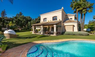 Villa de lujo de estilo mediterráneo en venta a poca distancia de la playa, campo de golf y servicios en la prestigiosa Guadalmina Baja en Marbella 39579 