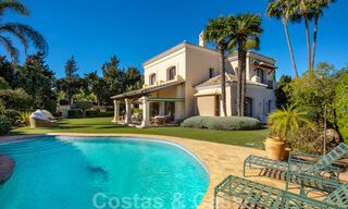 Villa de lujo de estilo mediterráneo en venta a poca distancia de la playa, campo de golf y servicios en la prestigiosa Guadalmina Baja en Marbella 39580 