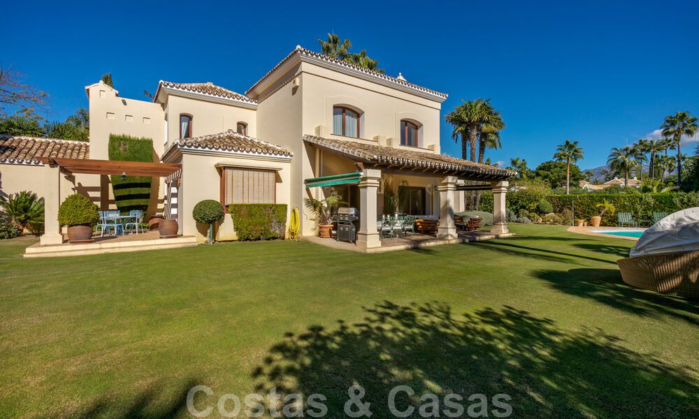 Villa de lujo de estilo mediterráneo en venta a poca distancia de la playa, campo de golf y servicios en la prestigiosa Guadalmina Baja en Marbella 39581