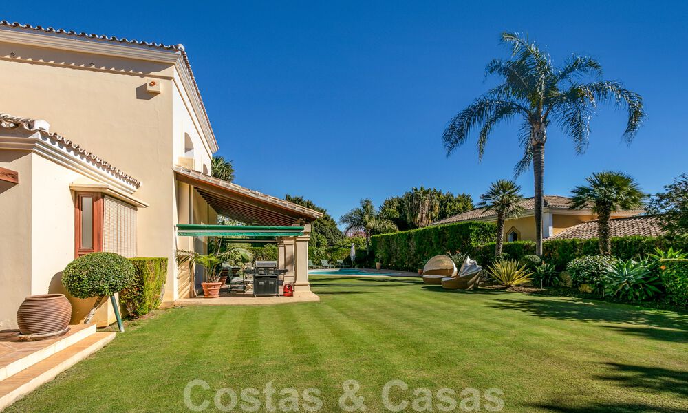 Villa de lujo de estilo mediterráneo en venta a poca distancia de la playa, campo de golf y servicios en la prestigiosa Guadalmina Baja en Marbella 39583