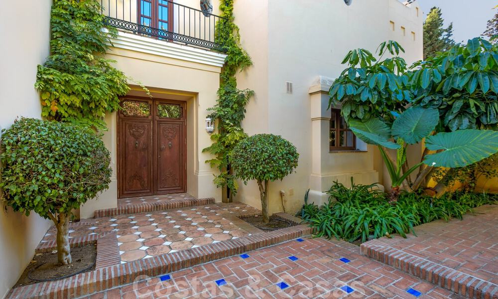 Villa de lujo de estilo mediterráneo en venta a poca distancia de la playa, campo de golf y servicios en la prestigiosa Guadalmina Baja en Marbella 39586