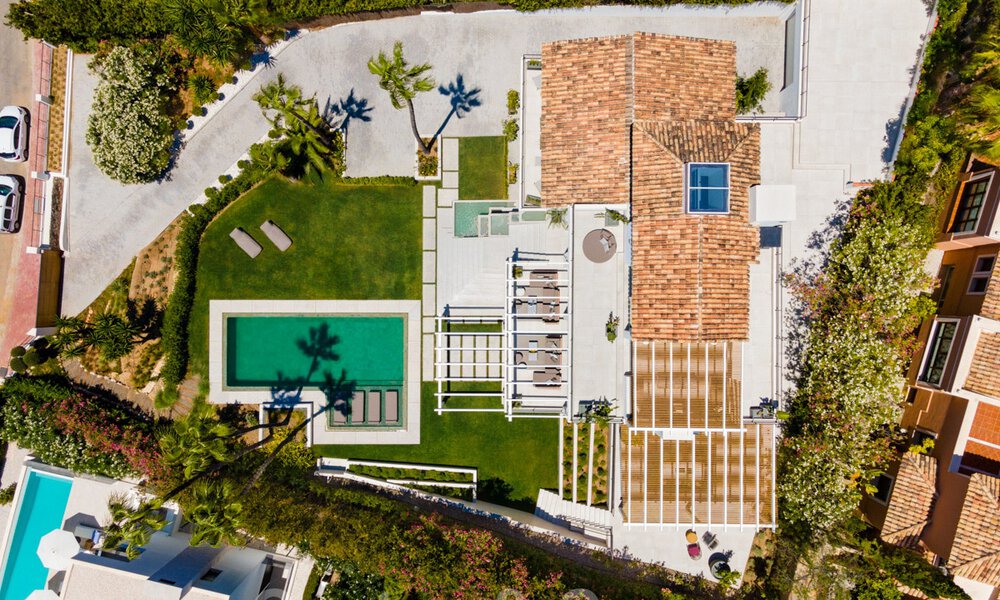 Renovada y espaciosa villa de lujo en venta de estilo mediterráneo con diseño moderno y contemporáneo en Nueva Andalucía, Marbella 39597