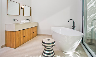 Renovada y espaciosa villa de lujo en venta de estilo mediterráneo con diseño moderno y contemporáneo en Nueva Andalucía, Marbella 39603 