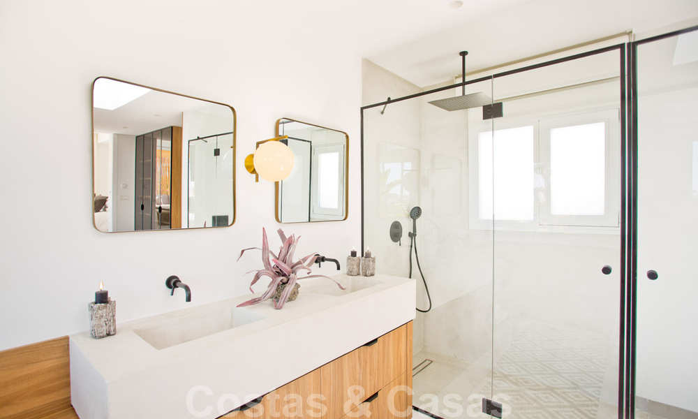 Renovada y espaciosa villa de lujo en venta de estilo mediterráneo con diseño moderno y contemporáneo en Nueva Andalucía, Marbella 39612