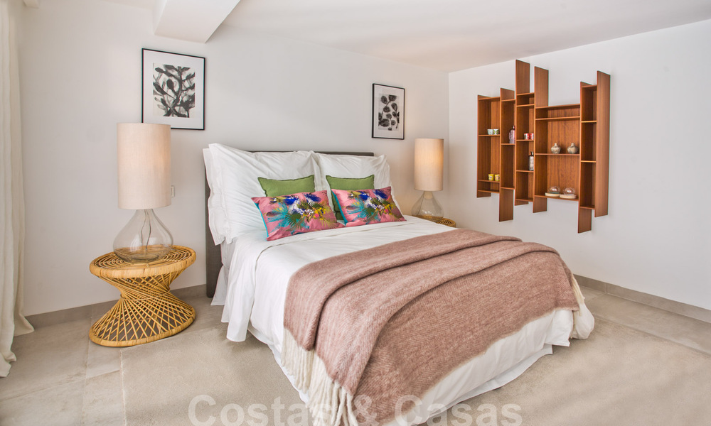 Renovada y espaciosa villa de lujo en venta de estilo mediterráneo con diseño moderno y contemporáneo en Nueva Andalucía, Marbella 39620