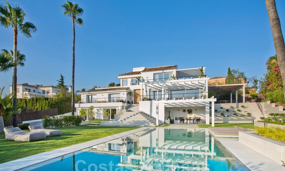 Renovada y espaciosa villa de lujo en venta de estilo mediterráneo con diseño moderno y contemporáneo en Nueva Andalucía, Marbella 39623