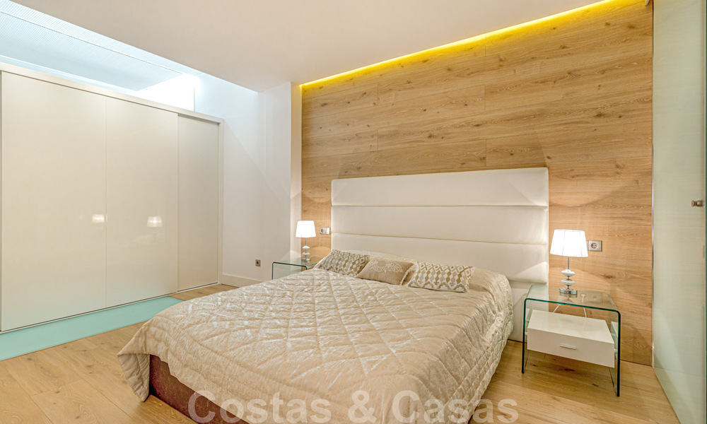Apartamento contemporáneo renovado, en venta, en primera línea de playa en Gray D'Albion de Puerto Banús, Marbella 39760
