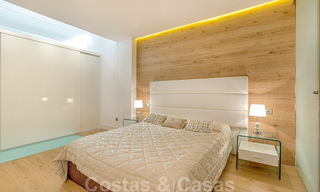 Apartamento contemporáneo renovado, en venta, en primera línea de playa en Gray D'Albion de Puerto Banús, Marbella 39760 