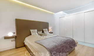 Apartamento contemporáneo renovado, en venta, en primera línea de playa en Gray D'Albion de Puerto Banús, Marbella 39762 