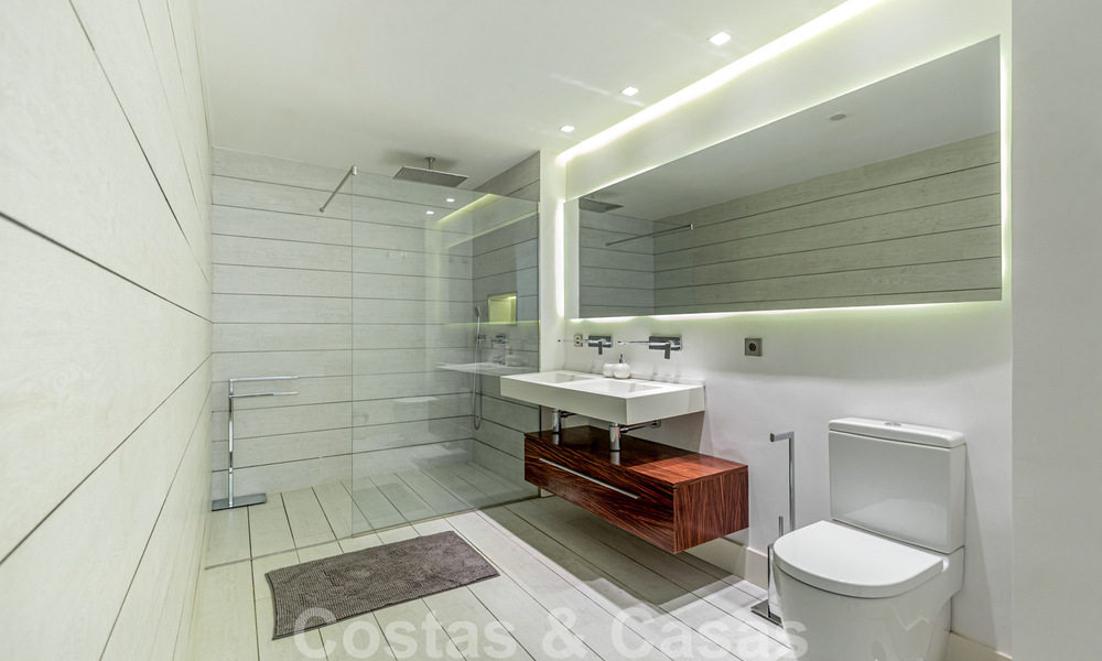 Apartamento contemporáneo renovado, en venta, en primera línea de playa en Gray D'Albion de Puerto Banús, Marbella 39763