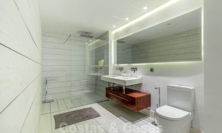 Apartamento contemporáneo renovado, en venta, en primera línea de playa en Gray D'Albion de Puerto Banús, Marbella 39763 
