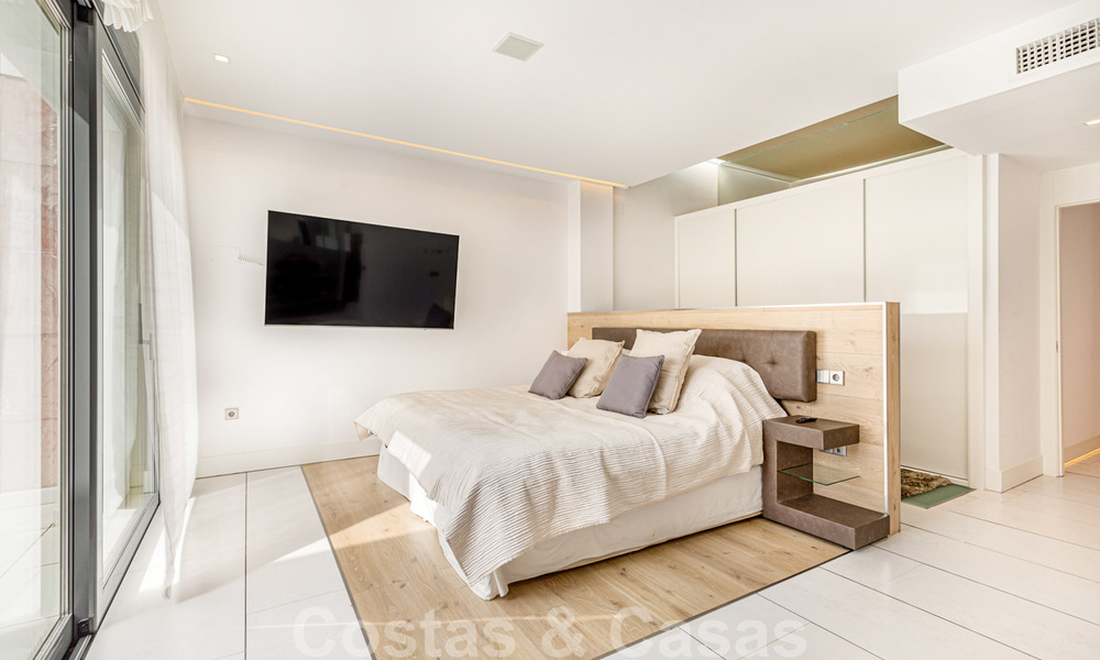 Apartamento contemporáneo renovado, en venta, en primera línea de playa en Gray D'Albion de Puerto Banús, Marbella 39764